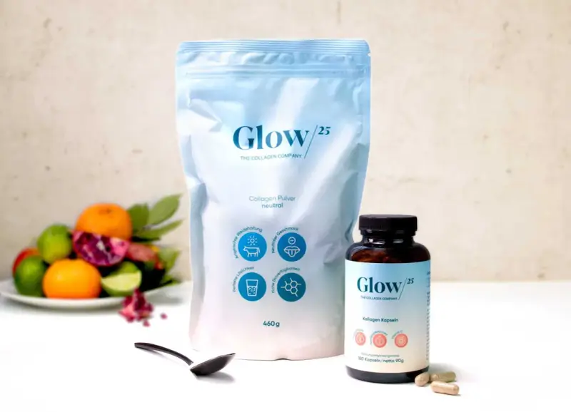 Glow/25 Kollagen Pulver und Kapseln. Nebenwirkungen sind bei diesem Produkt nicht bekannt. Frische Früchte im Hintergrund.